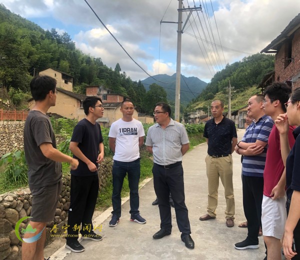 调研中,雷春雄实地了解村级阵地建设情况,并同清华