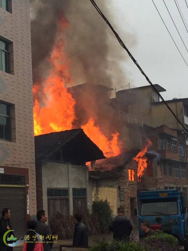 本次火灾共计4户11人,其中两人轻微受伤,具体失火原因县消防大队正在